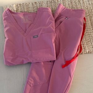 Women’s Figs Pink Scrub Set size small
